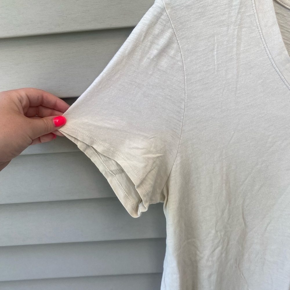 Old Navy Off-White Short Sleeve Relaxed Tee - Picture 5 of 7